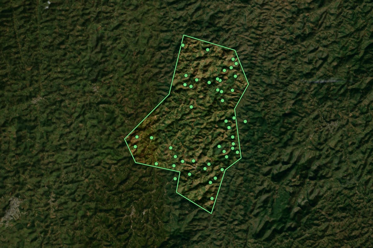 Imagem de satélite de Durandé (MG), com o contorno do município e a posição dos imóveis desta página.