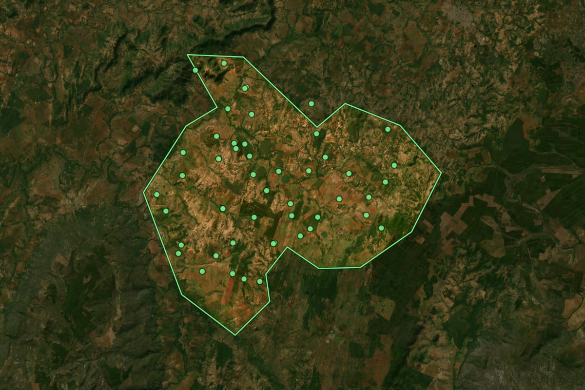Imagem de satélite de Engenheiro Navarro (MG), com o contorno do município e a posição dos imóveis desta página.