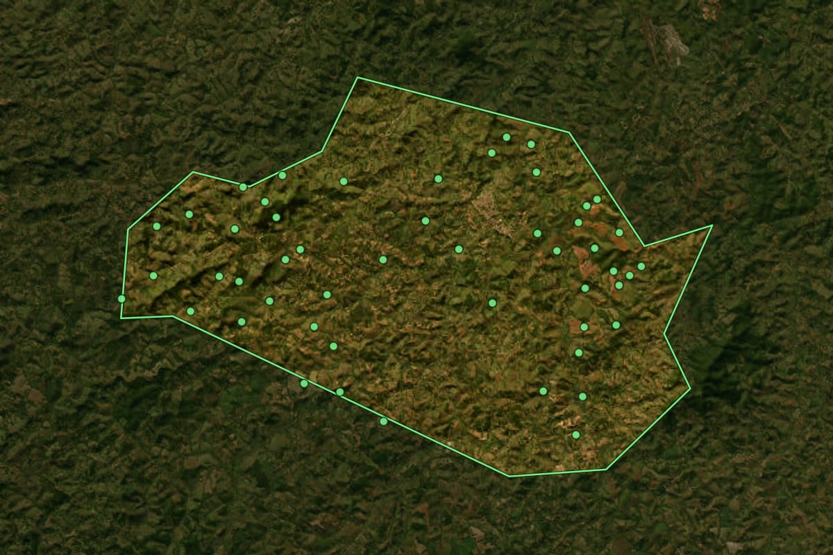 Imagem de satélite de Entre Rios de Minas (MG), com o contorno do município e a posição dos imóveis desta página.