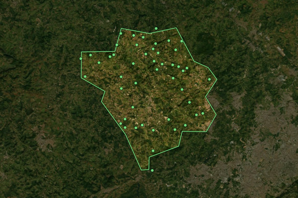 Imagem de satélite de Esmeraldas (MG), com o contorno do município e a posição dos imóveis desta página.