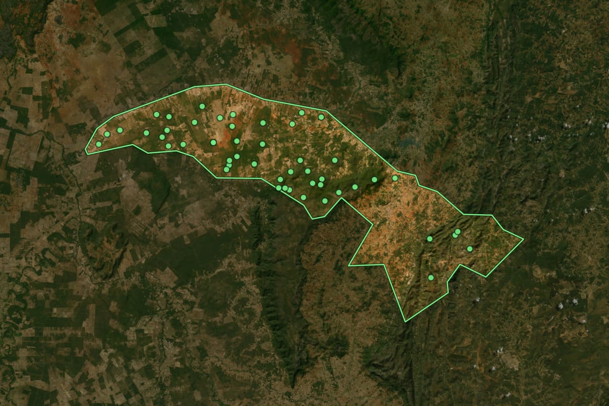 Imagem de satélite de Espinosa (MG), com o contorno do município e a posição dos imóveis desta página.