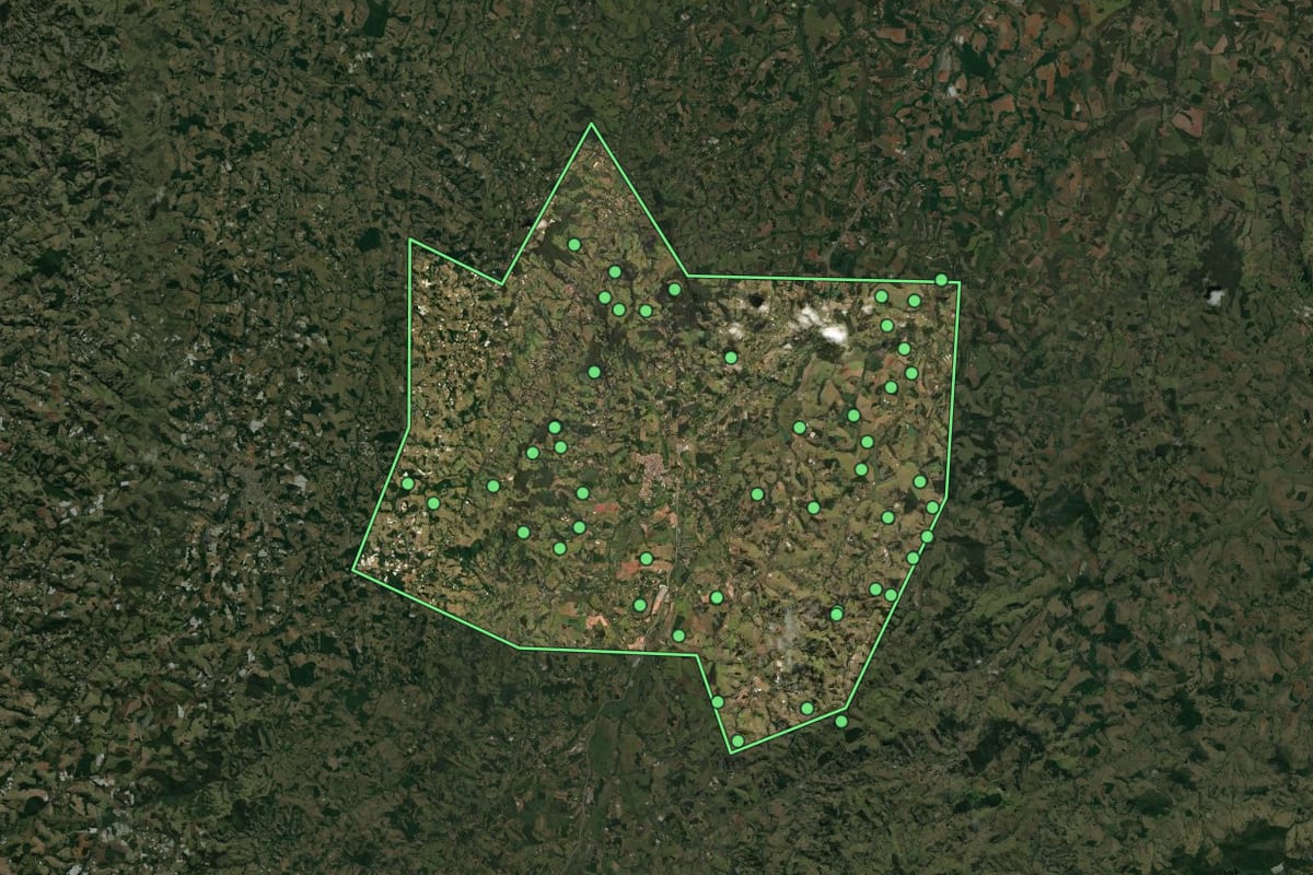 Imagem de satélite de Estiva (MG), com o contorno do município e a posição dos imóveis desta página.