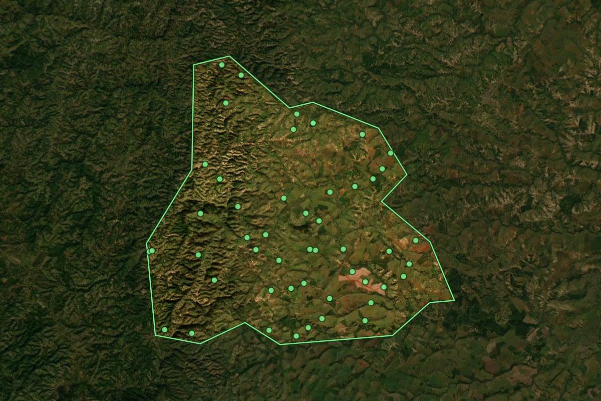 Imagem de satélite de Estrela do Indaiá (MG), com o contorno do município e a posição dos imóveis desta página.
