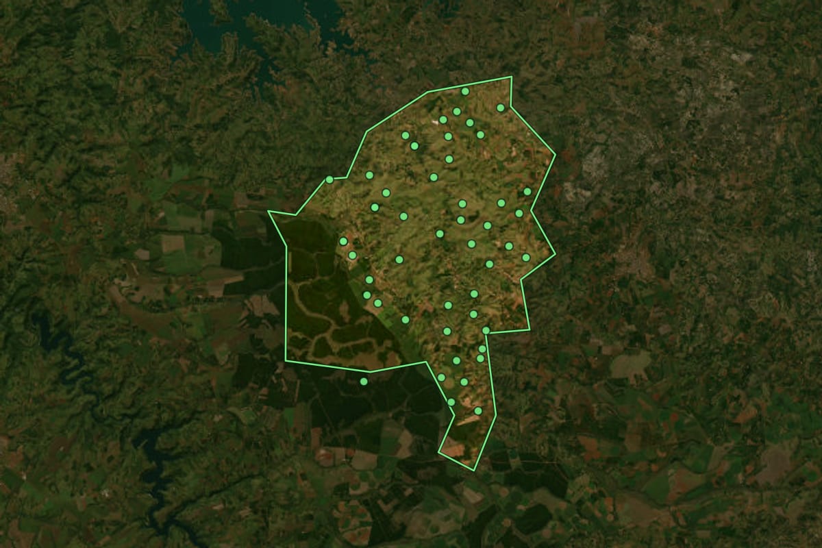 Imagem de satélite de Estrela do Sul (MG), com o contorno do município e a posição dos imóveis desta página.