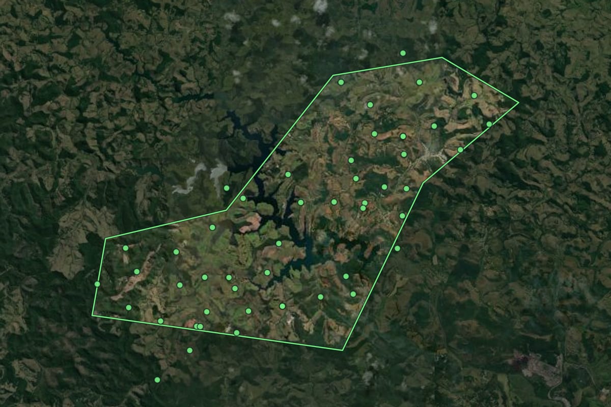 Imagem de satélite de Ewbank da Câmara (MG), com o contorno do município e a posição dos imóveis desta página.