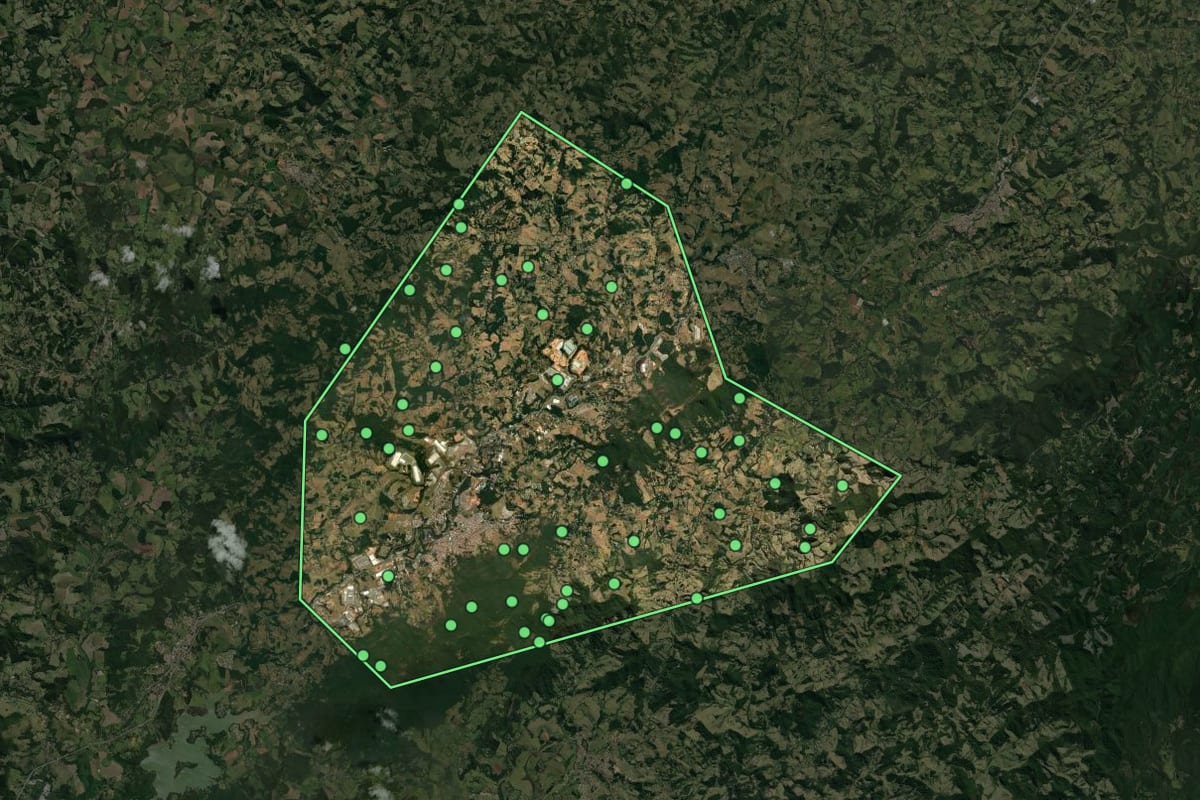 Imagem de satélite de Extrema (MG), com o contorno do município e a posição dos imóveis desta página.