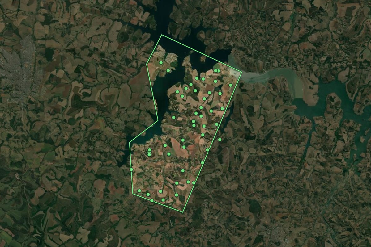 Imagem de satélite de Fama (MG), com o contorno do município e a posição dos imóveis desta página.