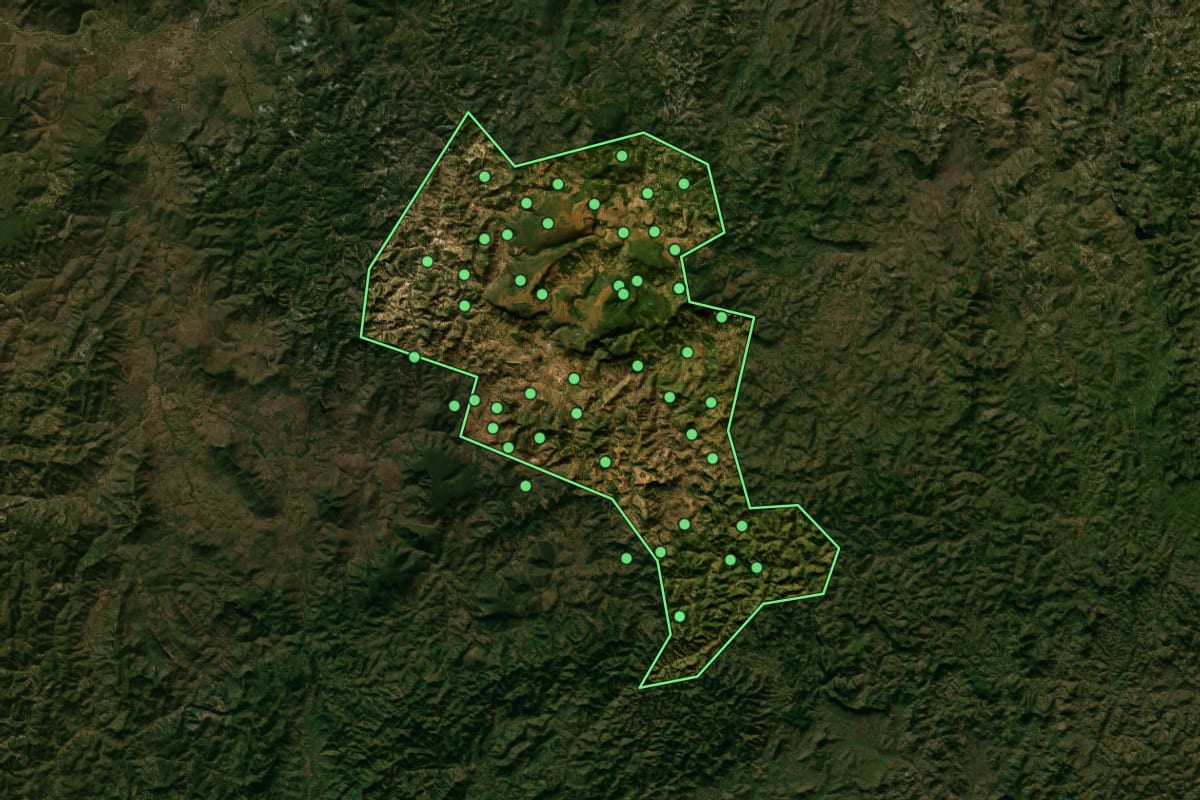 Imagem de satélite de Felisburgo (MG), com o contorno do município e a posição dos imóveis desta página.