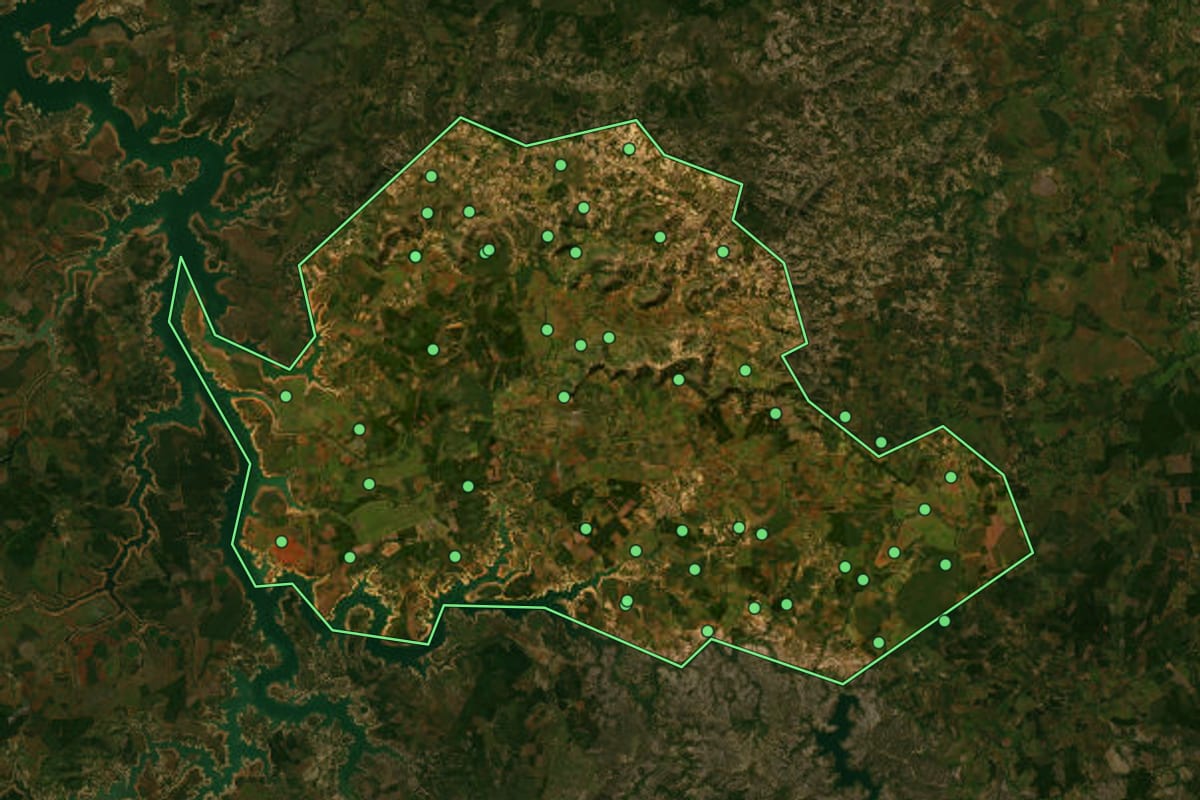 Imagem de satélite de Felixlândia (MG), com o contorno do município e a posição dos imóveis desta página.