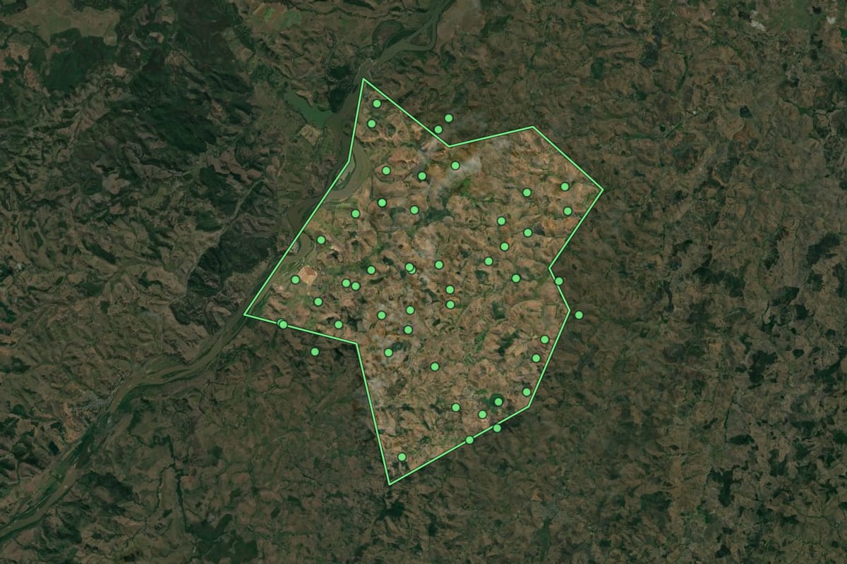 Imagem de satélite de Fernandes Tourinho (MG), com o contorno do município e a posição dos imóveis desta página.