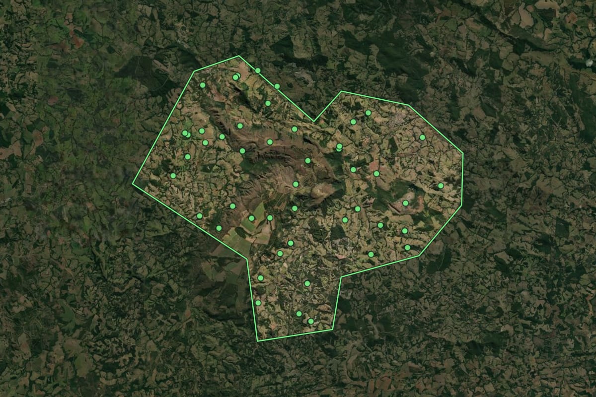 Imagem de satélite de Fortaleza de Minas (MG), com o contorno do município e a posição dos imóveis desta página.
