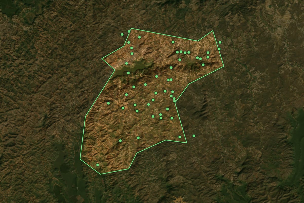 Imagem de satélite de Francisco Badaró (MG), com o contorno do município e a posição dos imóveis desta página.