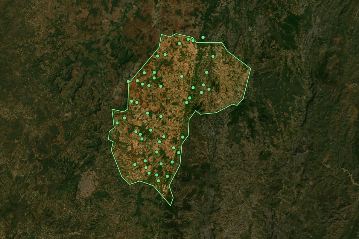 Imagem de satélite de Francisco Sá (MG), com o contorno do município e a posição dos imóveis desta página.