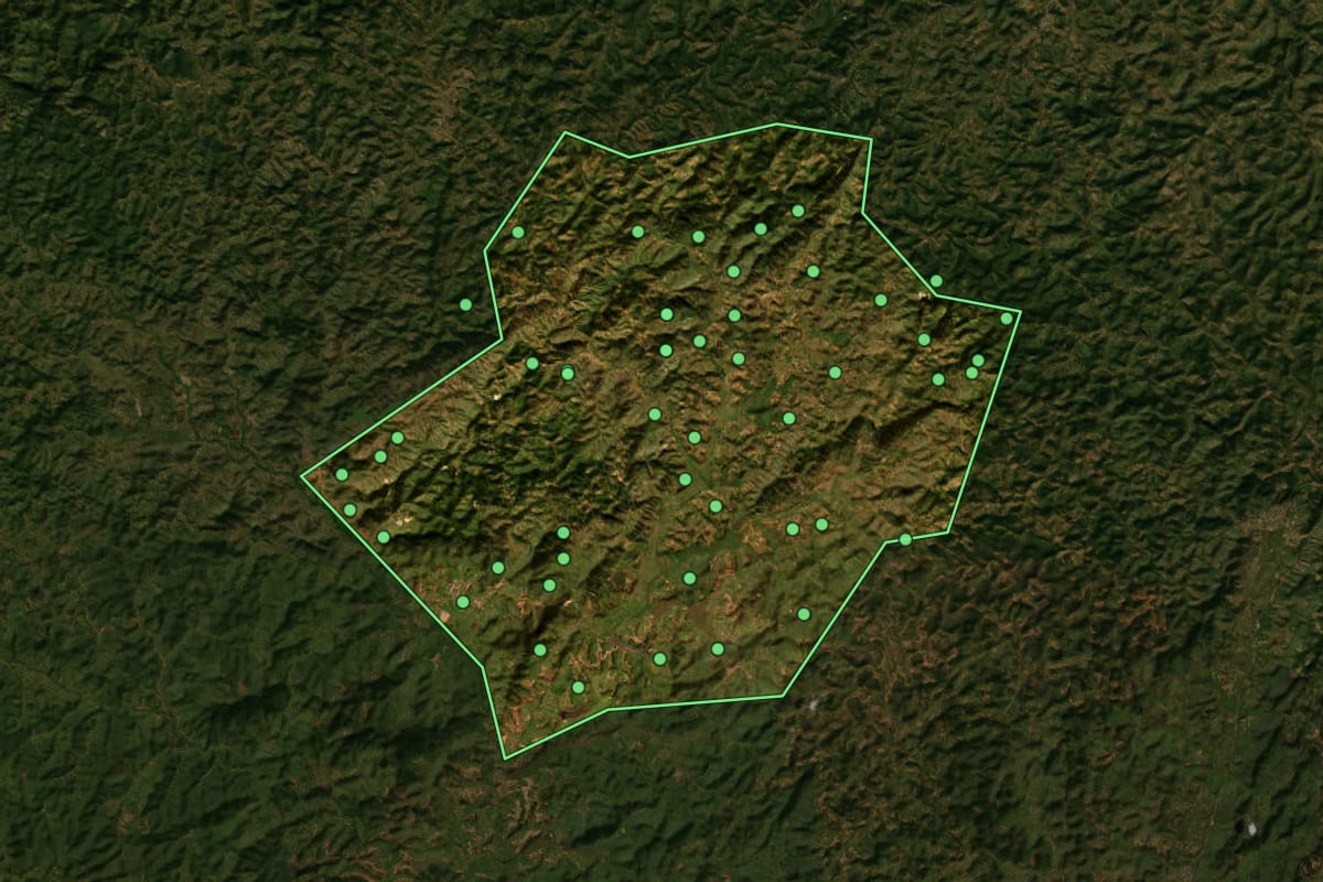 Imagem de satélite de Franciscópolis (MG), com o contorno do município e a posição dos imóveis desta página.