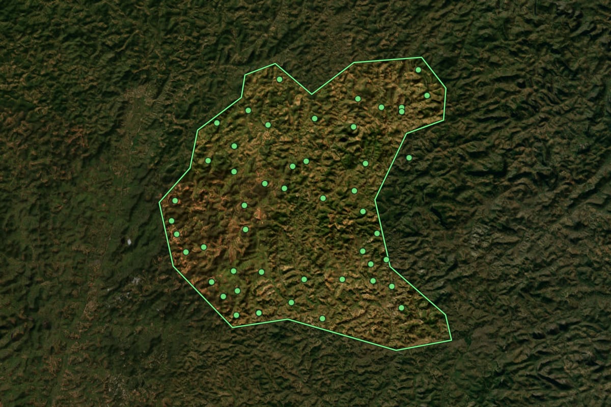 Imagem de satélite de Frei Gaspar (MG), com o contorno do município e a posição dos imóveis desta página.