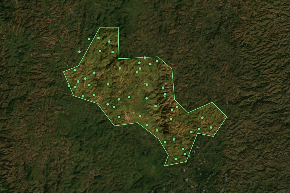 Imagem de satélite de Frei Inocêncio (MG), com o contorno do município e a posição dos imóveis desta página.