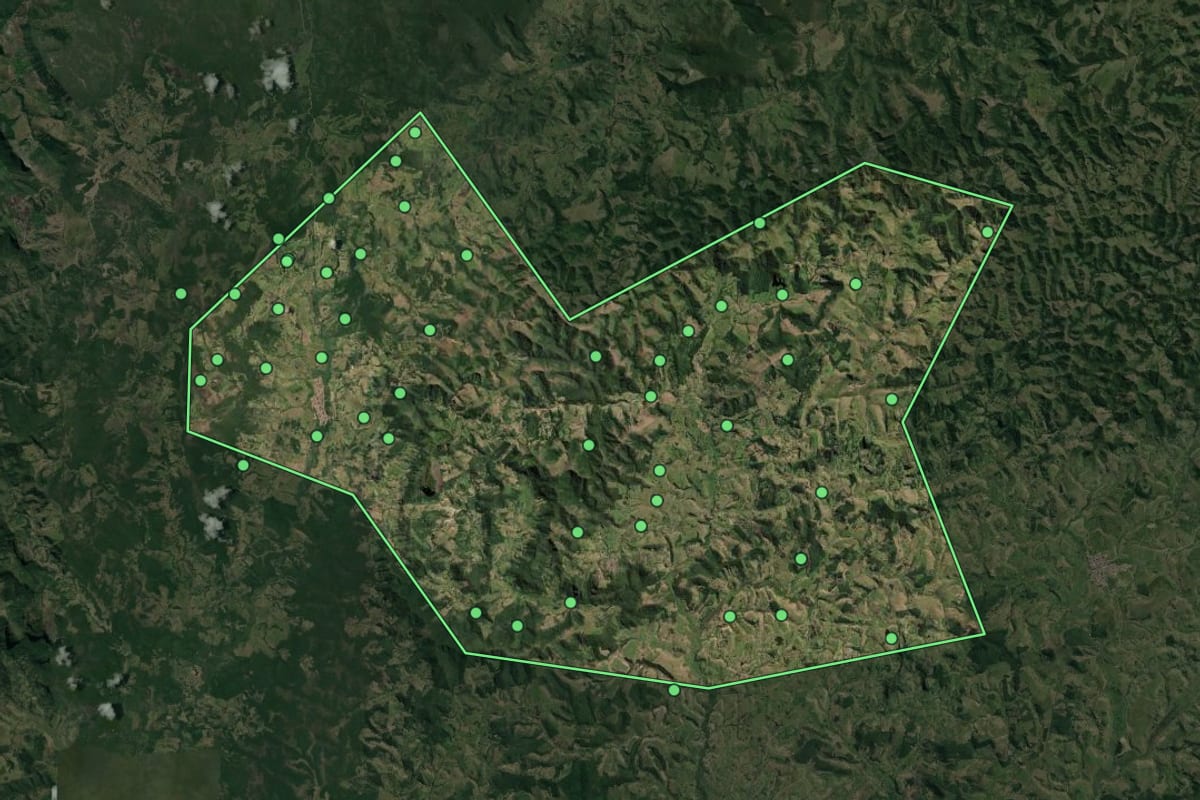 Imagem de satélite de Fronteira dos Vales (MG), com o contorno do município e a posição dos imóveis desta página.