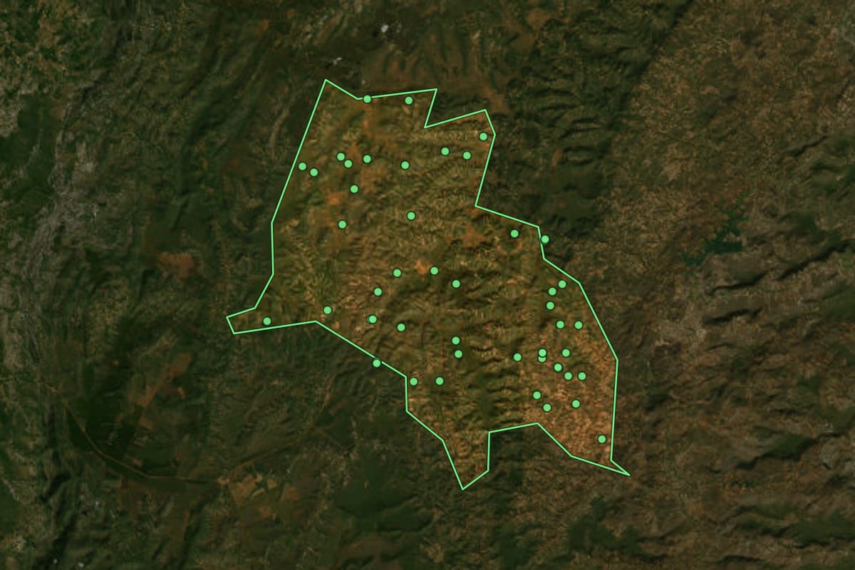 Imagem de satélite de Fruta de Leite (MG), com o contorno do município e a posição dos imóveis desta página.