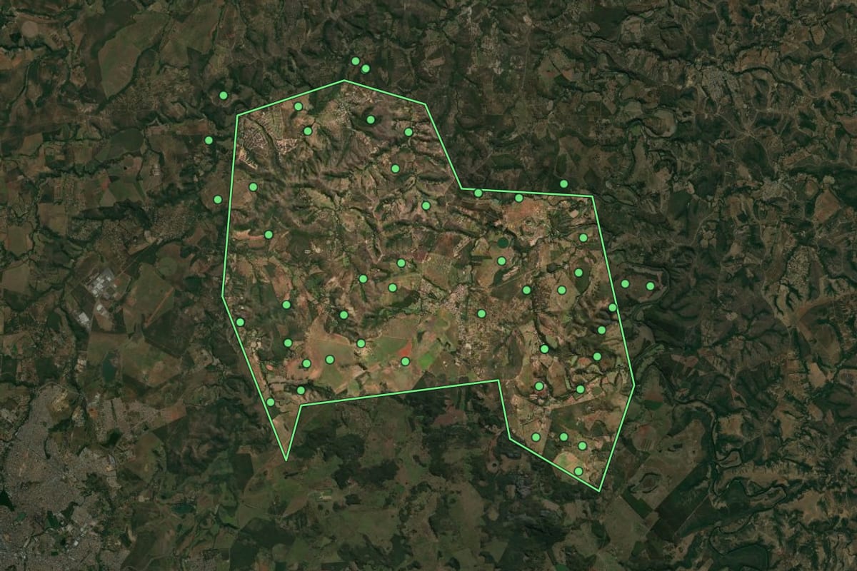 Imagem de satélite de Funilândia (MG), com o contorno do município e a posição dos imóveis desta página.