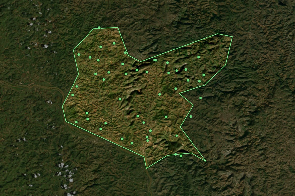 Imagem de satélite de Galiléia (MG), com o contorno do município e a posição dos imóveis desta página.