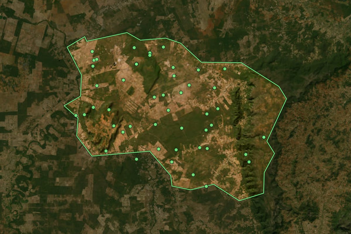 Imagem de satélite de Gameleiras (MG), com o contorno do município e a posição dos imóveis desta página.