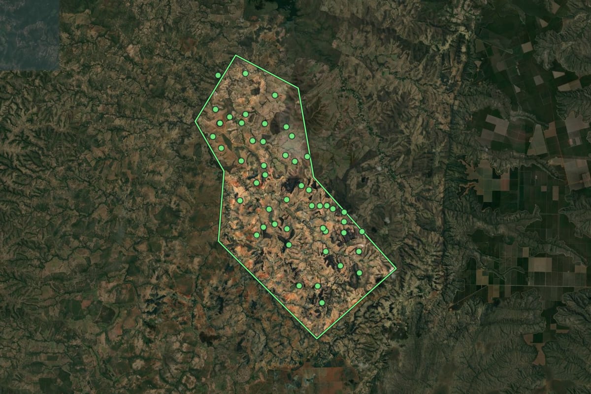Imagem de satélite de Glaucilândia (MG), com o contorno do município e a posição dos imóveis desta página.