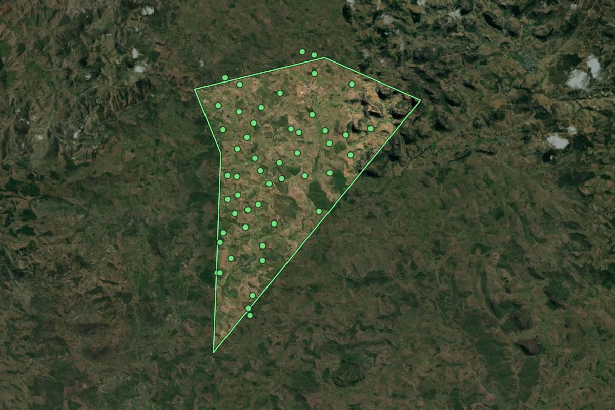 Imagem de satélite de Goiabeira (MG), com o contorno do município e a posição dos imóveis desta página.