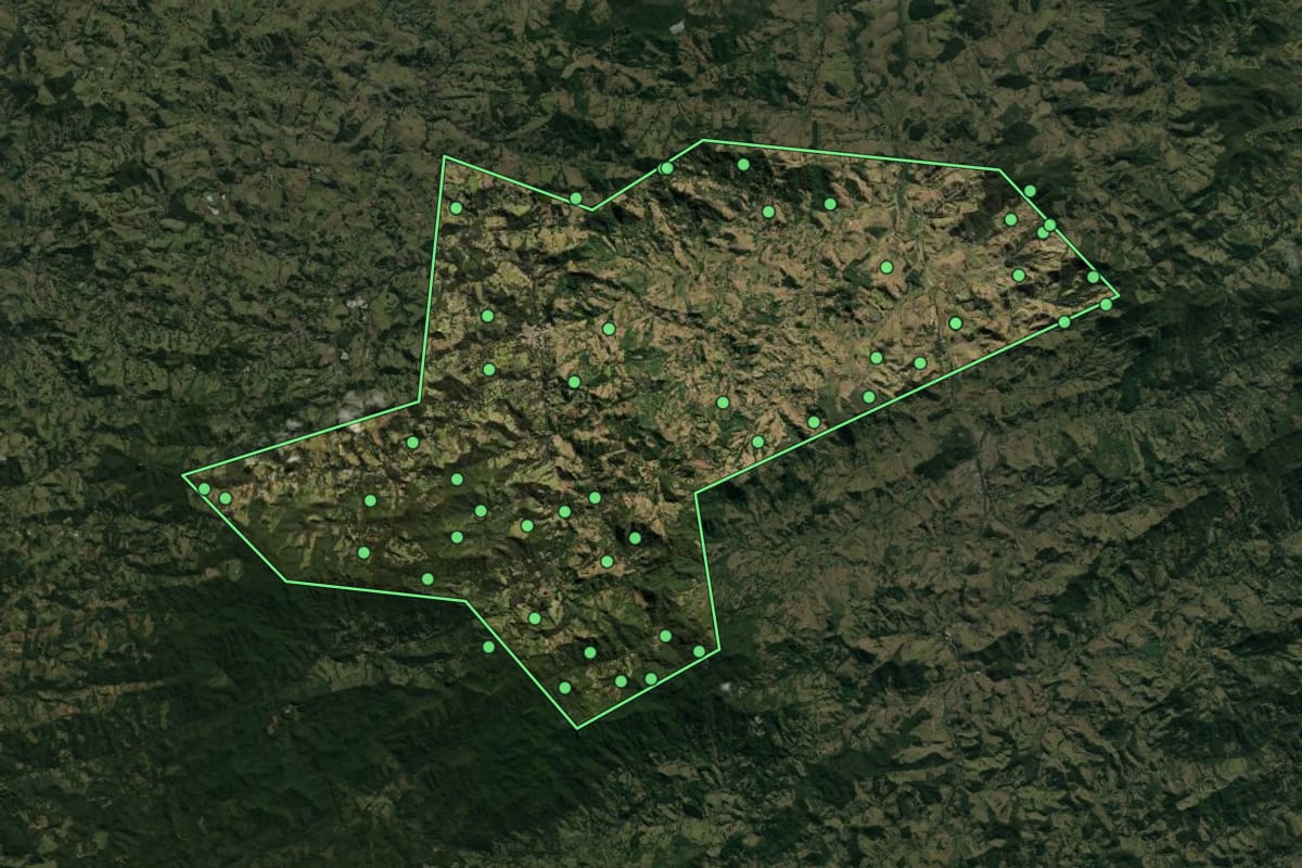 Imagem de satélite de Gonçalves (MG), com o contorno do município e a posição dos imóveis desta página.