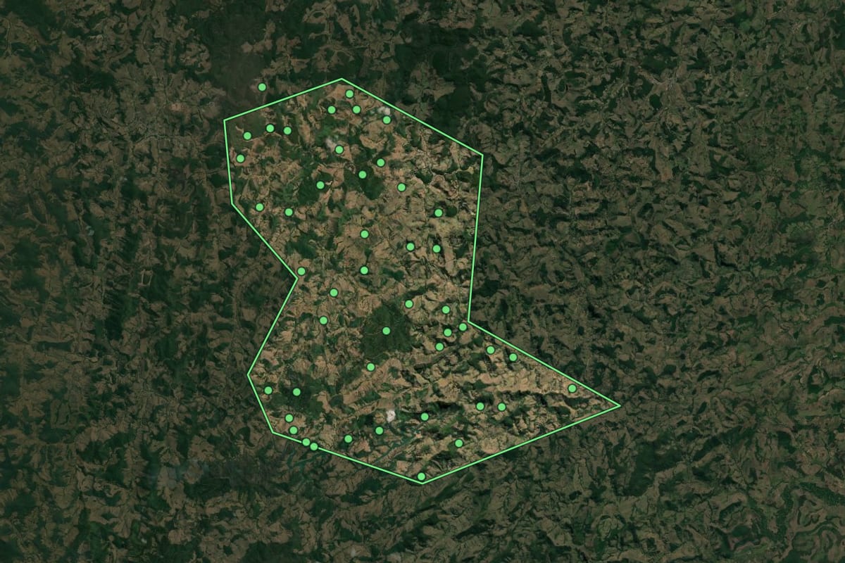 Imagem de satélite de Gonzaga (MG), com o contorno do município e a posição dos imóveis desta página.
