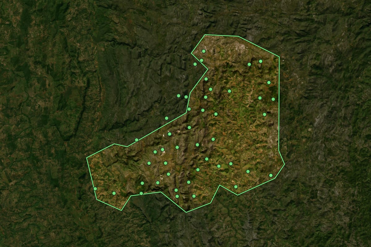 Imagem de satélite de Gouveia (MG), com o contorno do município e a posição dos imóveis desta página.