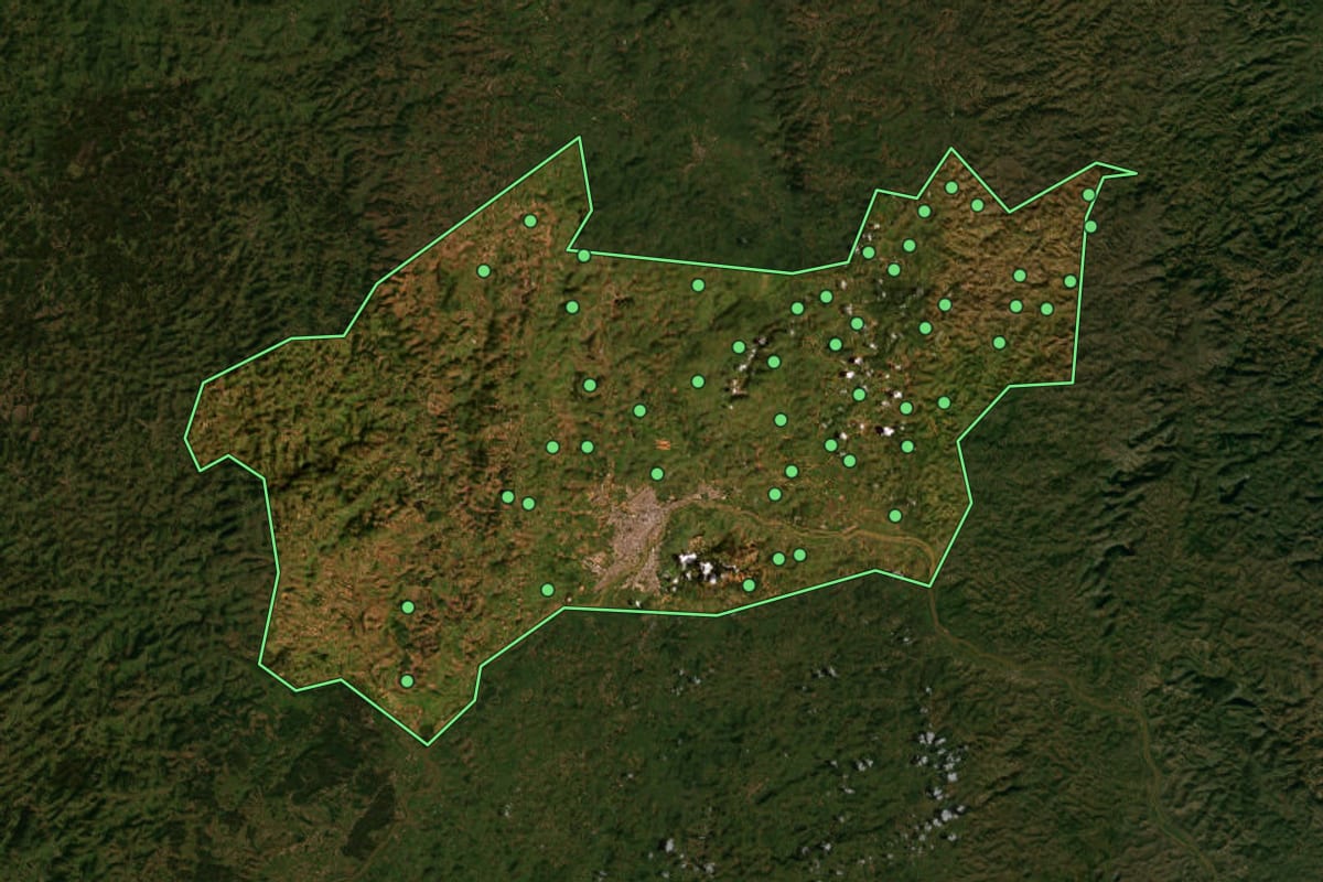 Imagem de satélite de Governador Valadares (MG), com o contorno do município e a posição dos imóveis desta página.