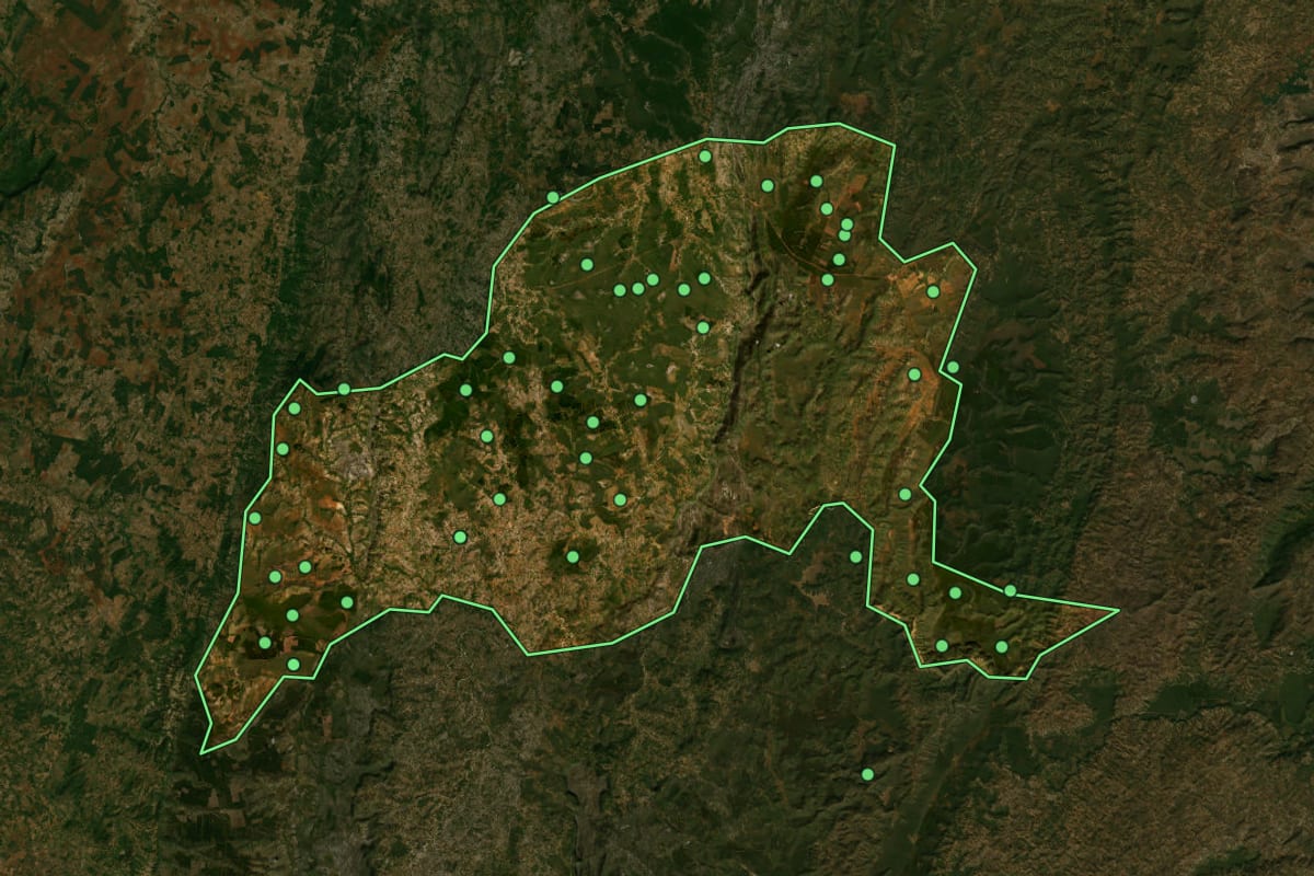 Imagem de satélite de Grão Mogol (MG), com o contorno do município e a posição dos imóveis desta página.