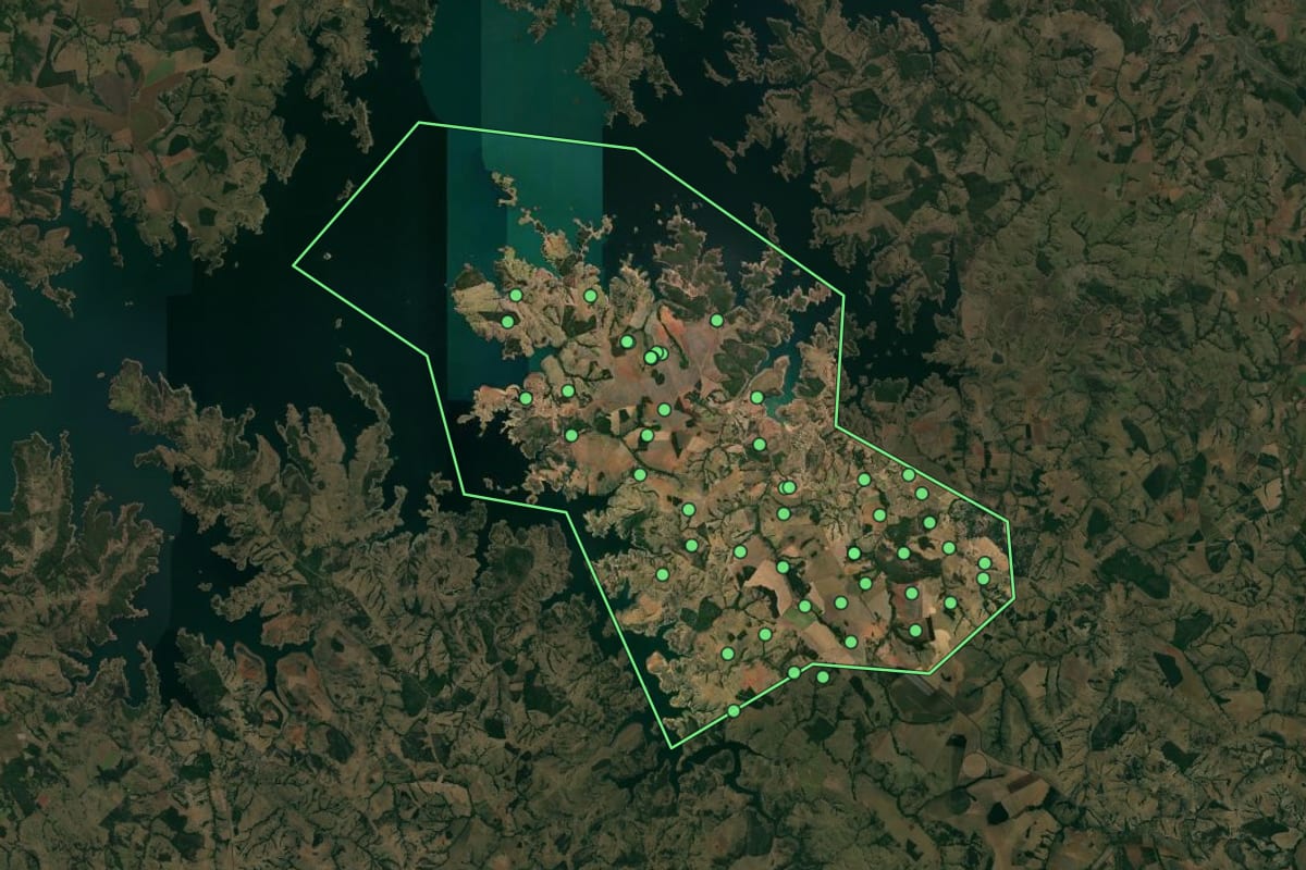 Imagem de satélite de Grupiara (MG), com o contorno do município e a posição dos imóveis desta página.