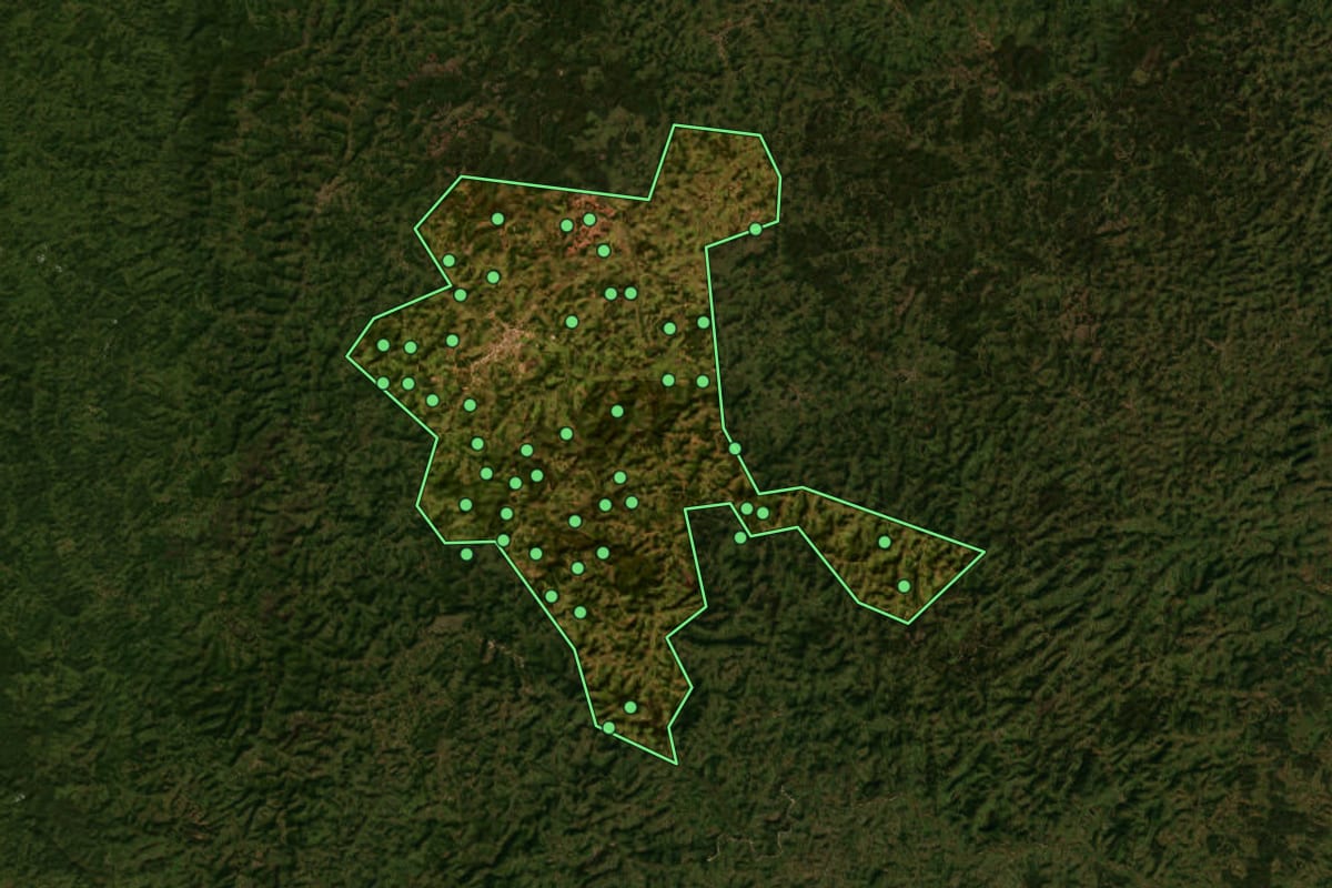 Imagem de satélite de Guanhães (MG), com o contorno do município e a posição dos imóveis desta página.