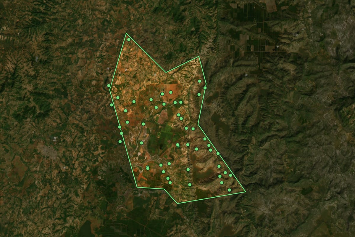 Imagem de satélite de Guaraciama (MG), com o contorno do município e a posição dos imóveis desta página.