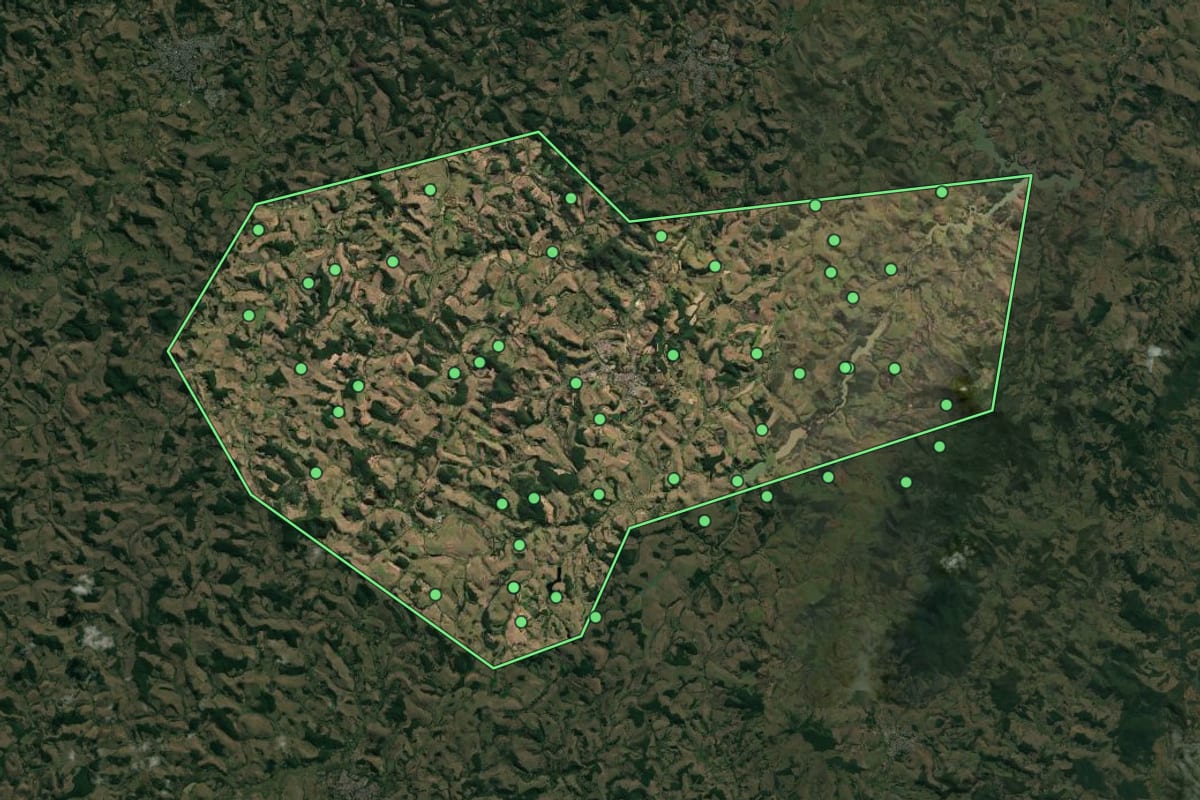 Imagem de satélite de Guarani (MG), com o contorno do município e a posição dos imóveis desta página.