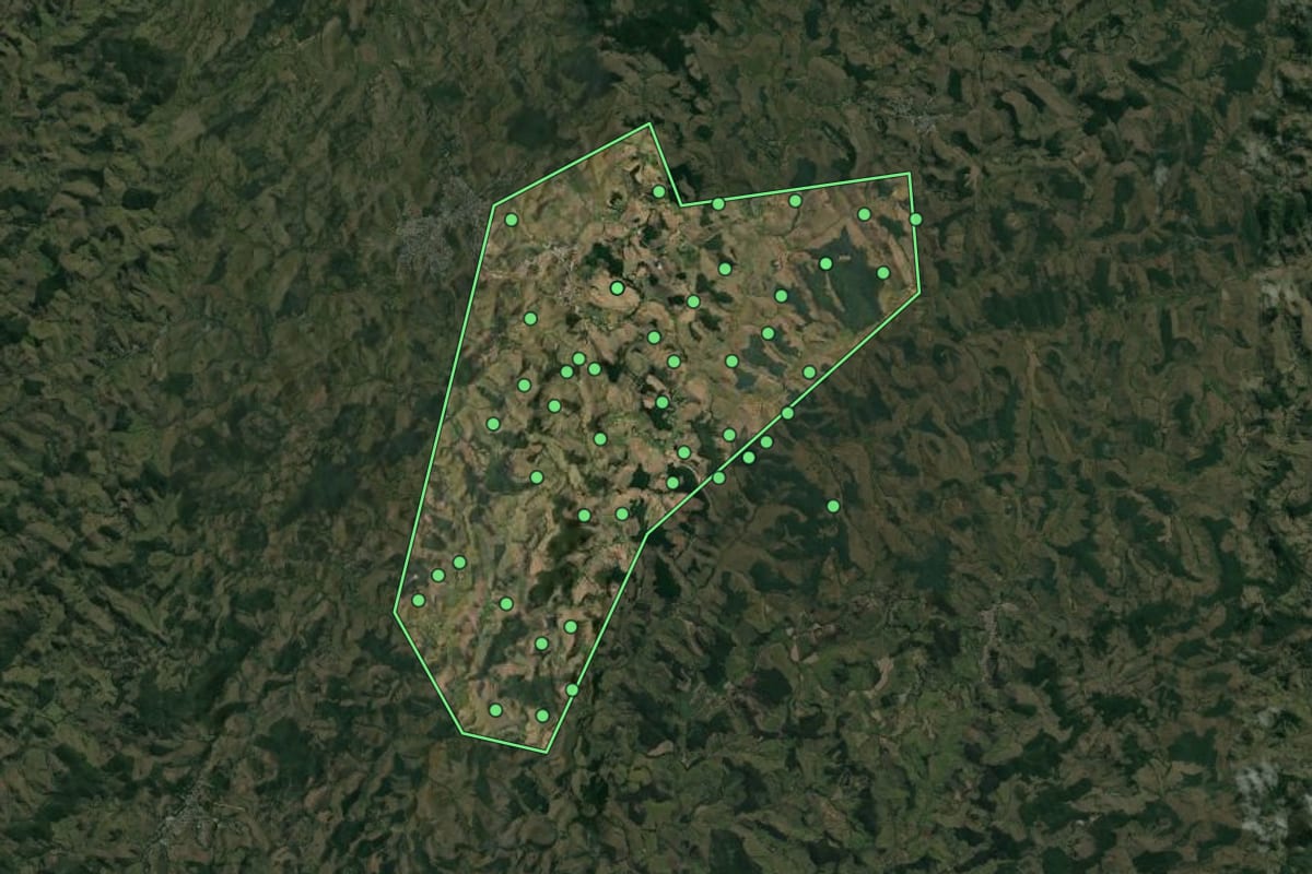 Imagem de satélite de Guarará (MG), com o contorno do município e a posição dos imóveis desta página.