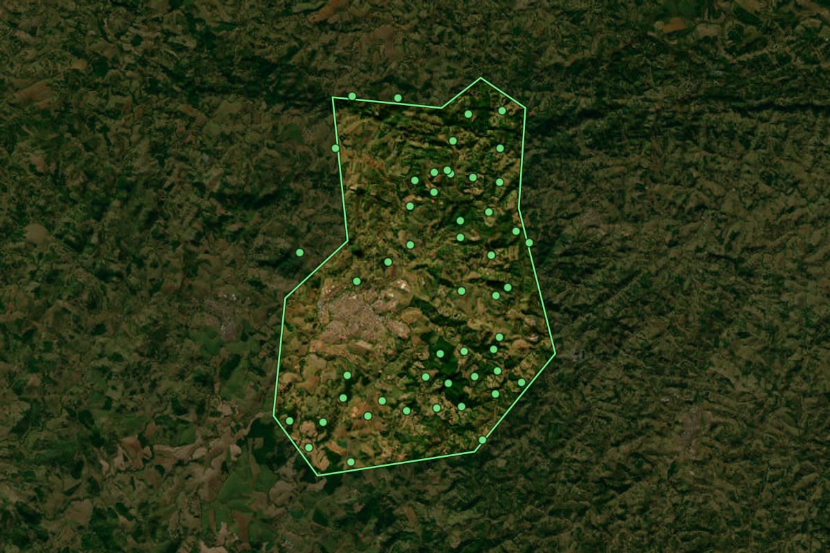Imagem de satélite de Guaxupé (MG), com o contorno do município e a posição dos imóveis desta página.