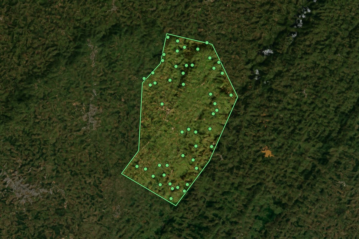 Imagem de satélite de Guiricema (MG), com o contorno do município e a posição dos imóveis desta página.
