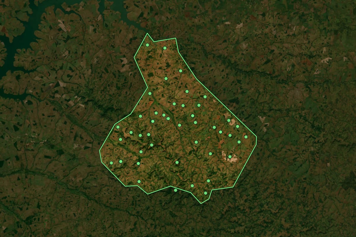 Imagem de satélite de Gurinhatã (MG), com o contorno do município e a posição dos imóveis desta página.