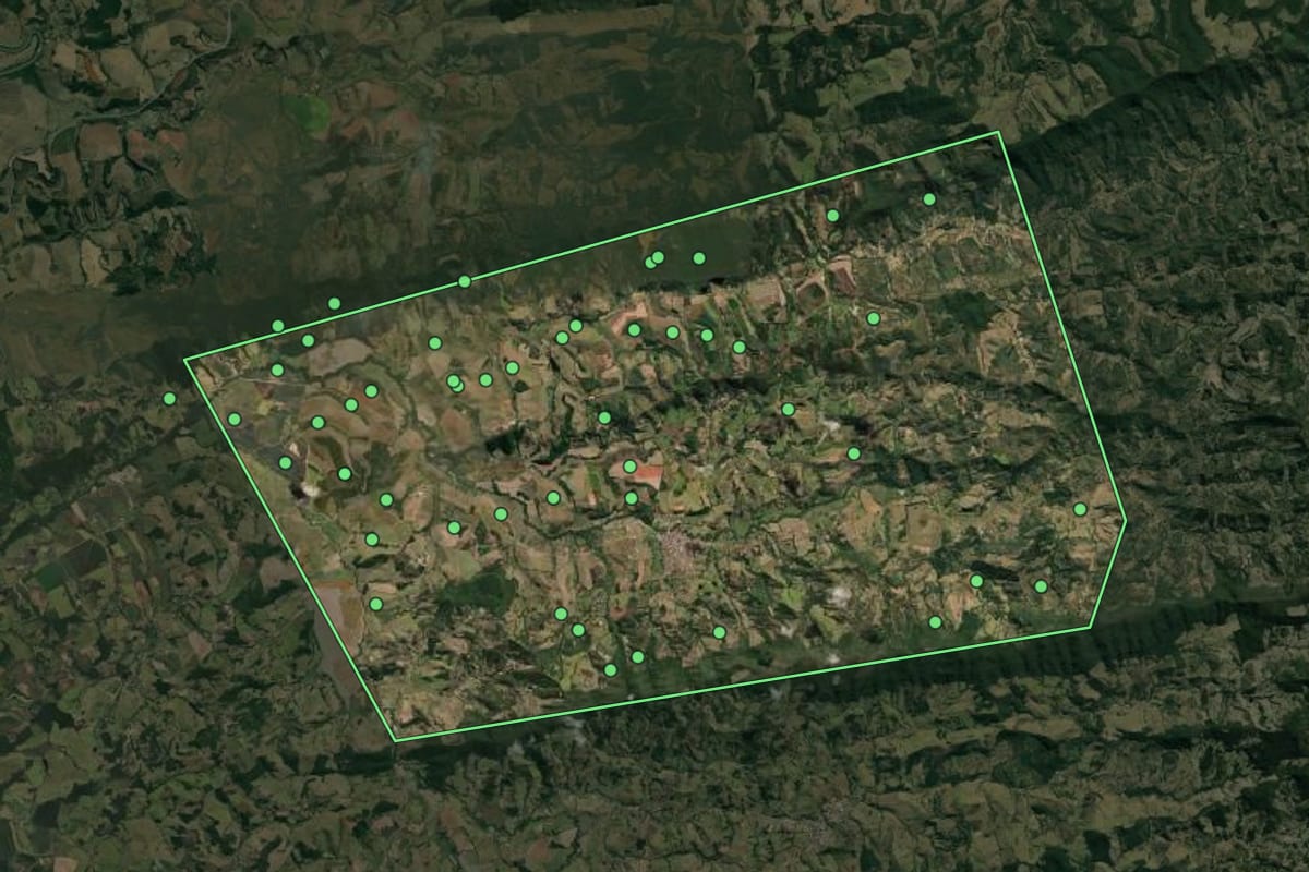 Imagem de satélite de Heliodora (MG), com o contorno do município e a posição dos imóveis desta página.