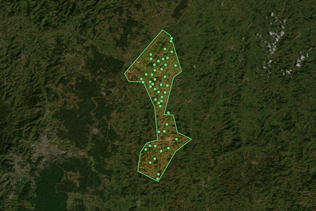 Imagem de satélite de Iapu (MG), com o contorno do município e a posição dos imóveis desta página.
