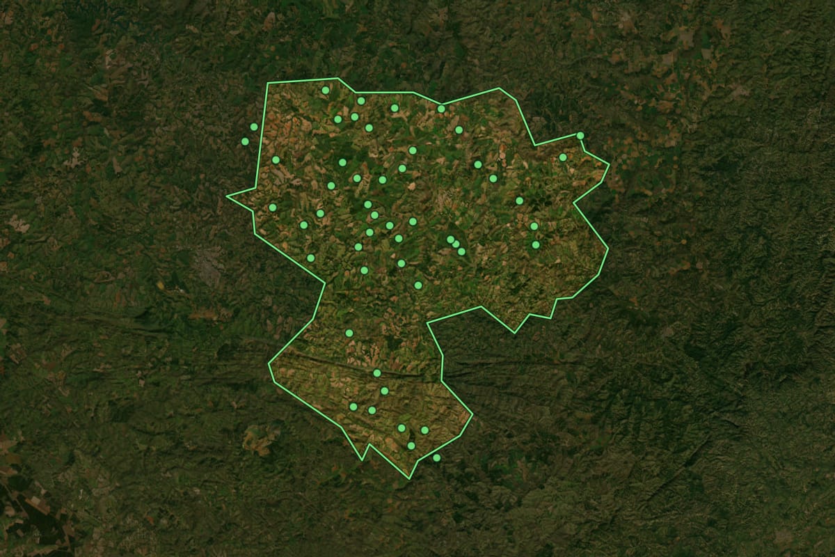 Imagem de satélite de Ibiá (MG), com o contorno do município e a posição dos imóveis desta página.
