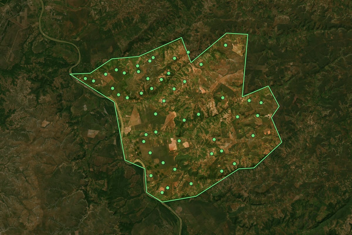 Imagem de satélite de Ibiaí (MG), com o contorno do município e a posição dos imóveis desta página.