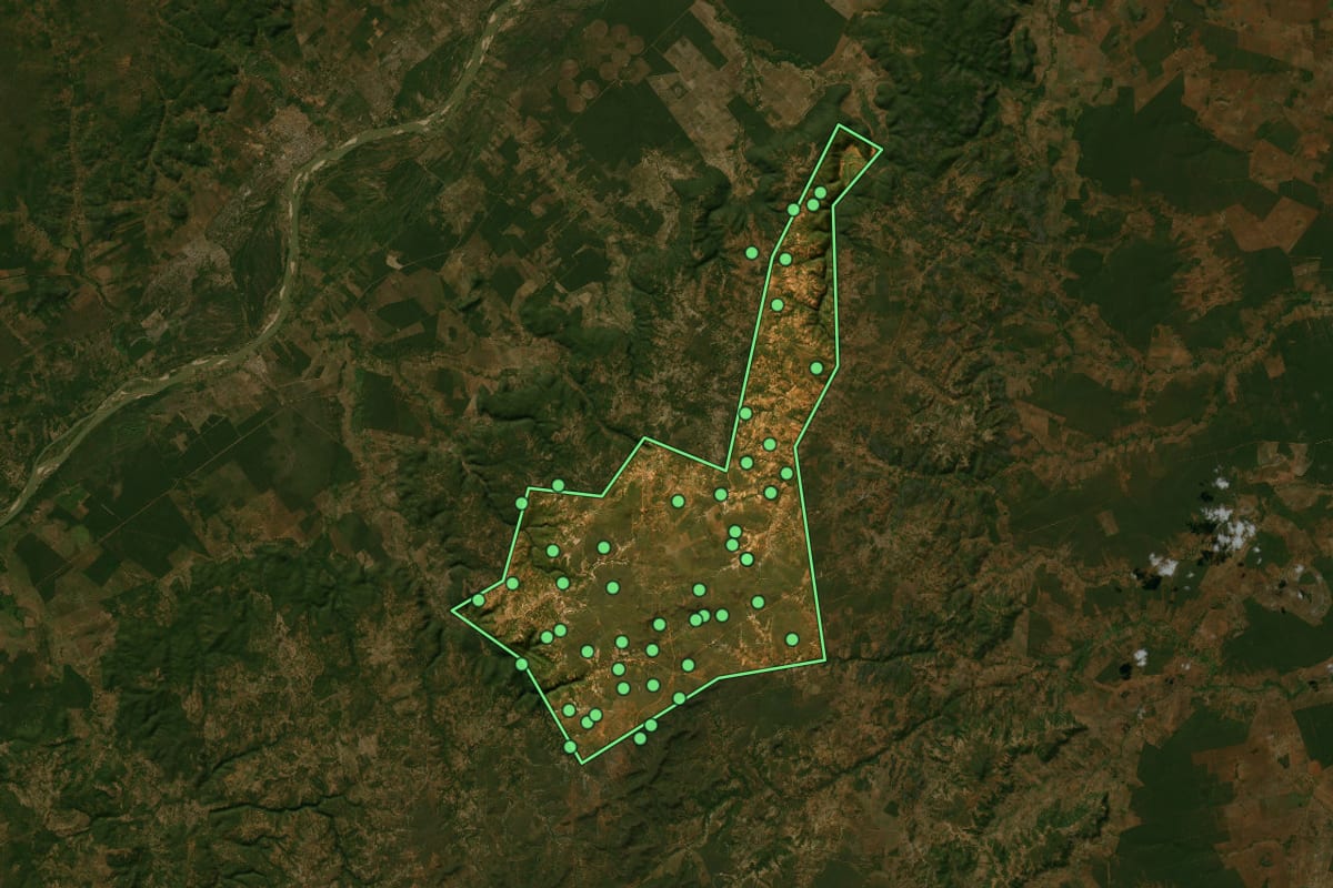 Imagem de satélite de Ibiracatu (MG), com o contorno do município e a posição dos imóveis desta página.
