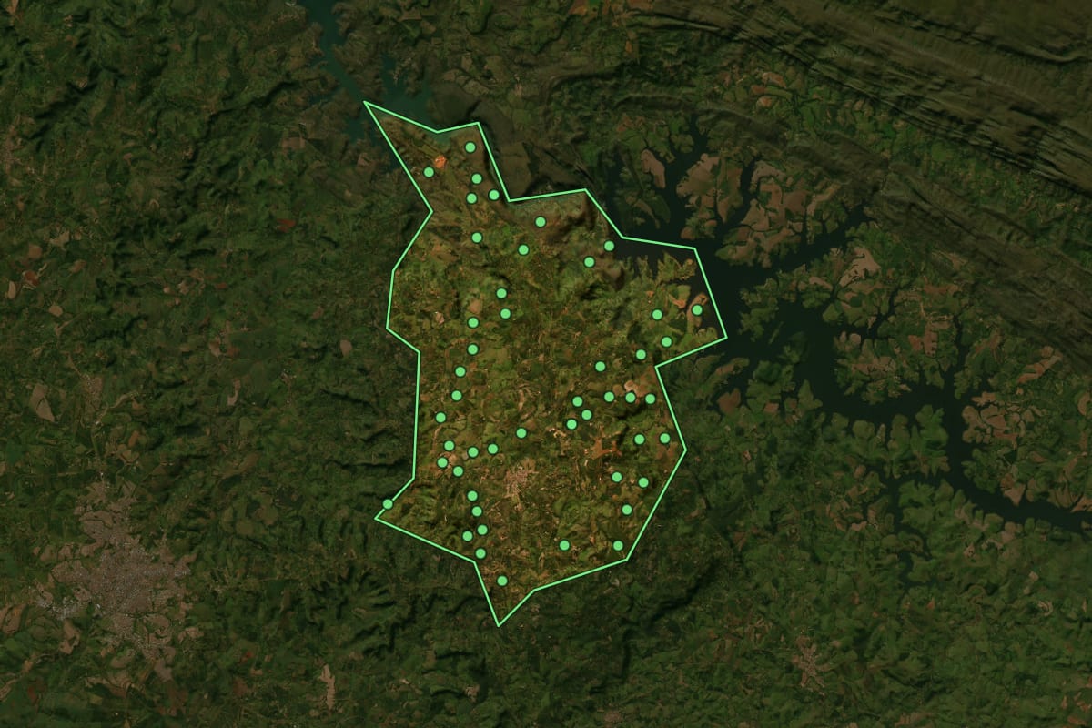 Imagem de satélite de Ibiraci (MG), com o contorno do município e a posição dos imóveis desta página.
