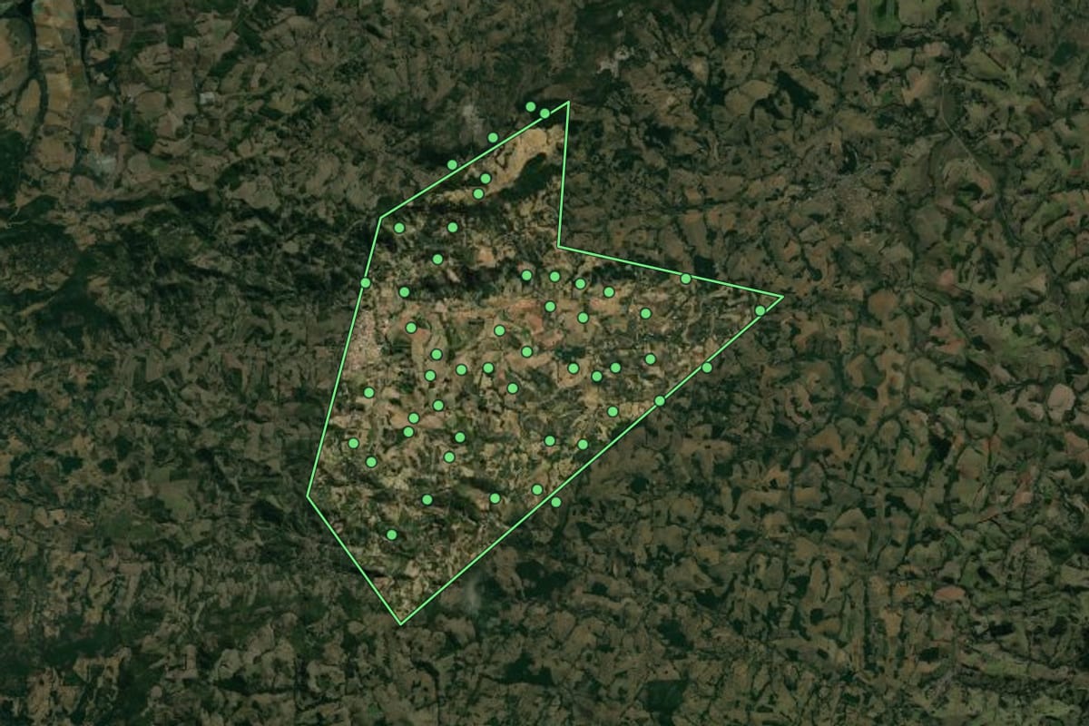 Imagem de satélite de Ibitiúra de Minas (MG), com o contorno do município e a posição dos imóveis desta página.