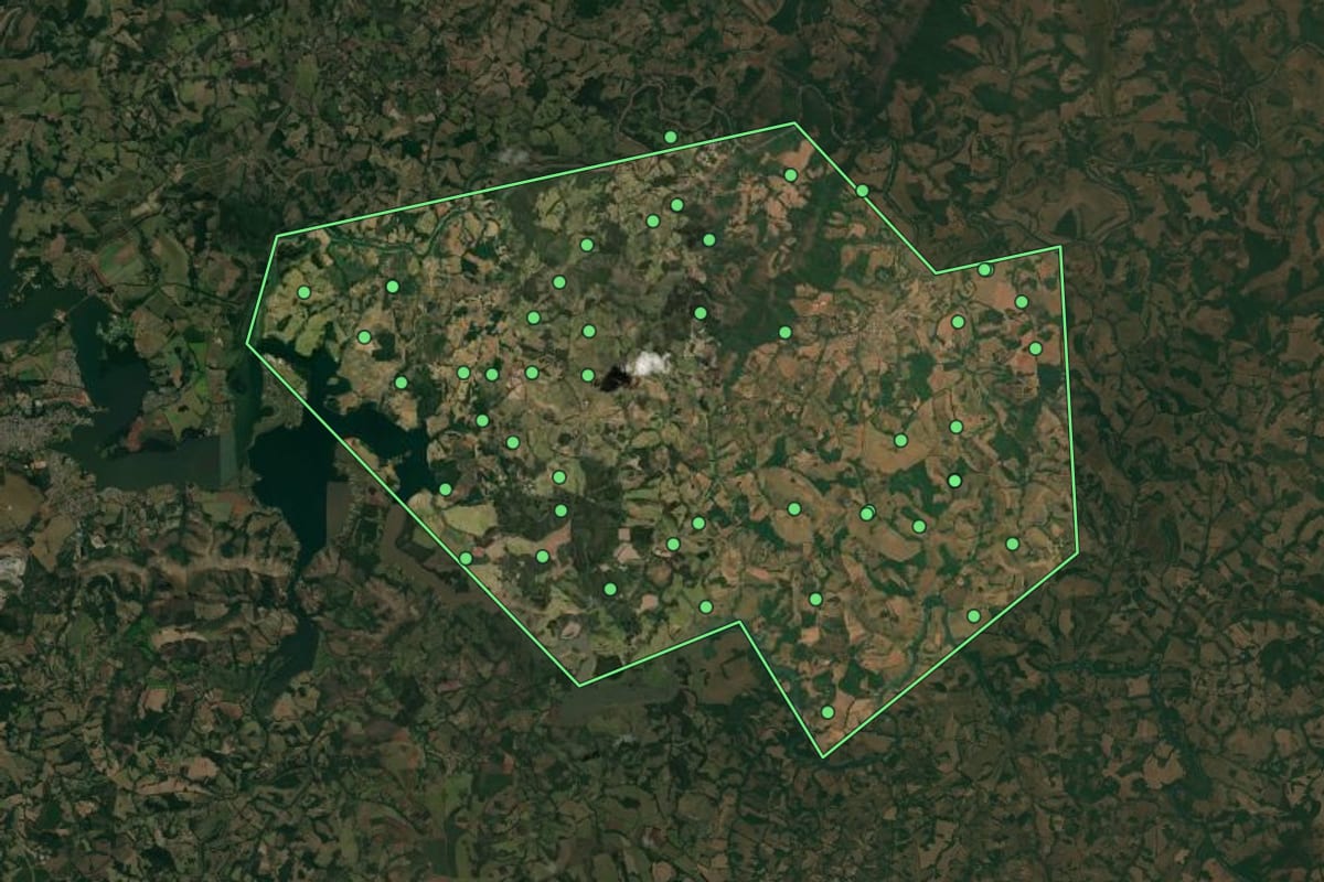 Imagem de satélite de Ibituruna (MG), com o contorno do município e a posição dos imóveis desta página.