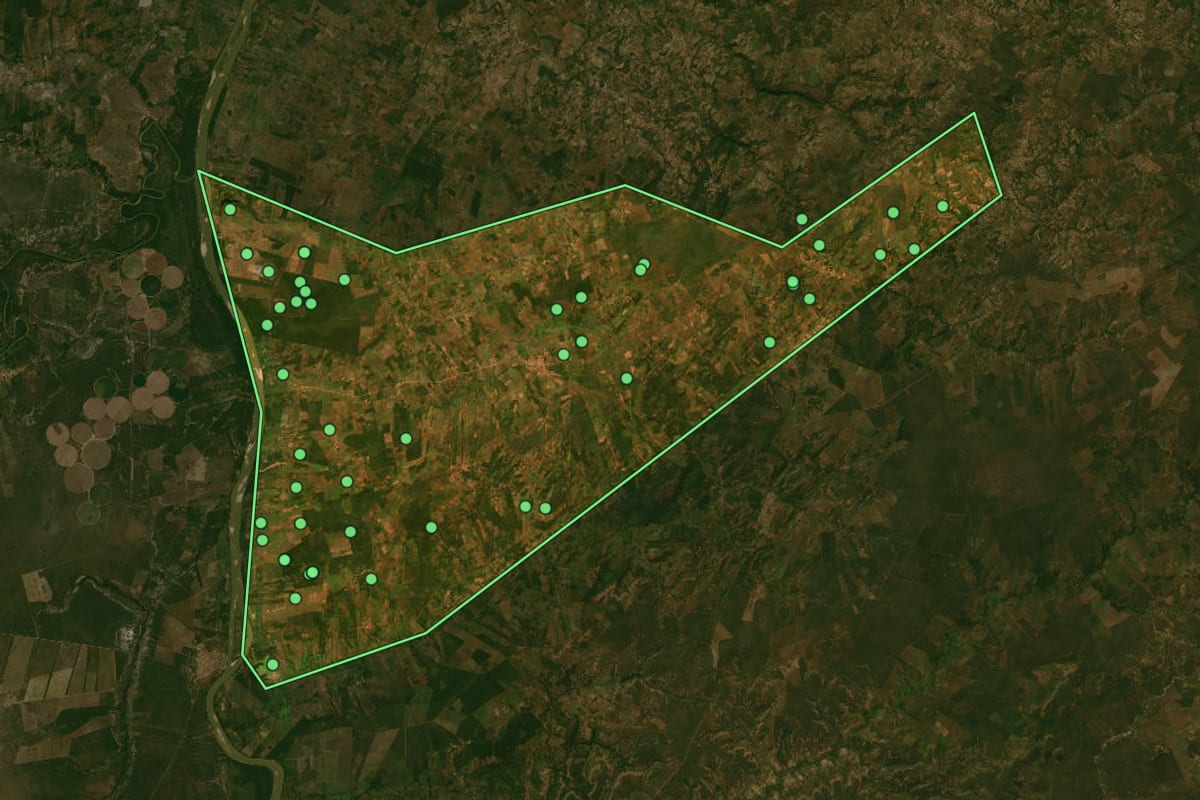 Imagem de satélite de Icaraí de Minas (MG), com o contorno do município e a posição dos imóveis desta página.