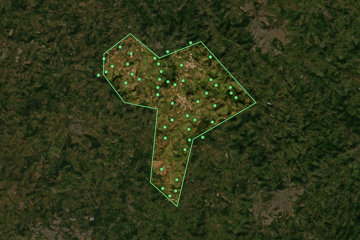 Imagem de satélite de Igaratinga (MG), com o contorno do município e a posição dos imóveis desta página.